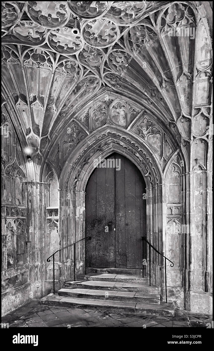 La porte en bois qui sépare la région des cloîtres de la cathédrale gothique de Gloucester, Angleterre, Royaume-Uni. Célèbre pour ses conceptions de plafond voûté de ventilateur et les films de Harry Potter. Photo ©️ COLIN HOSKINS. - Image de stock capturée avec un smartphone