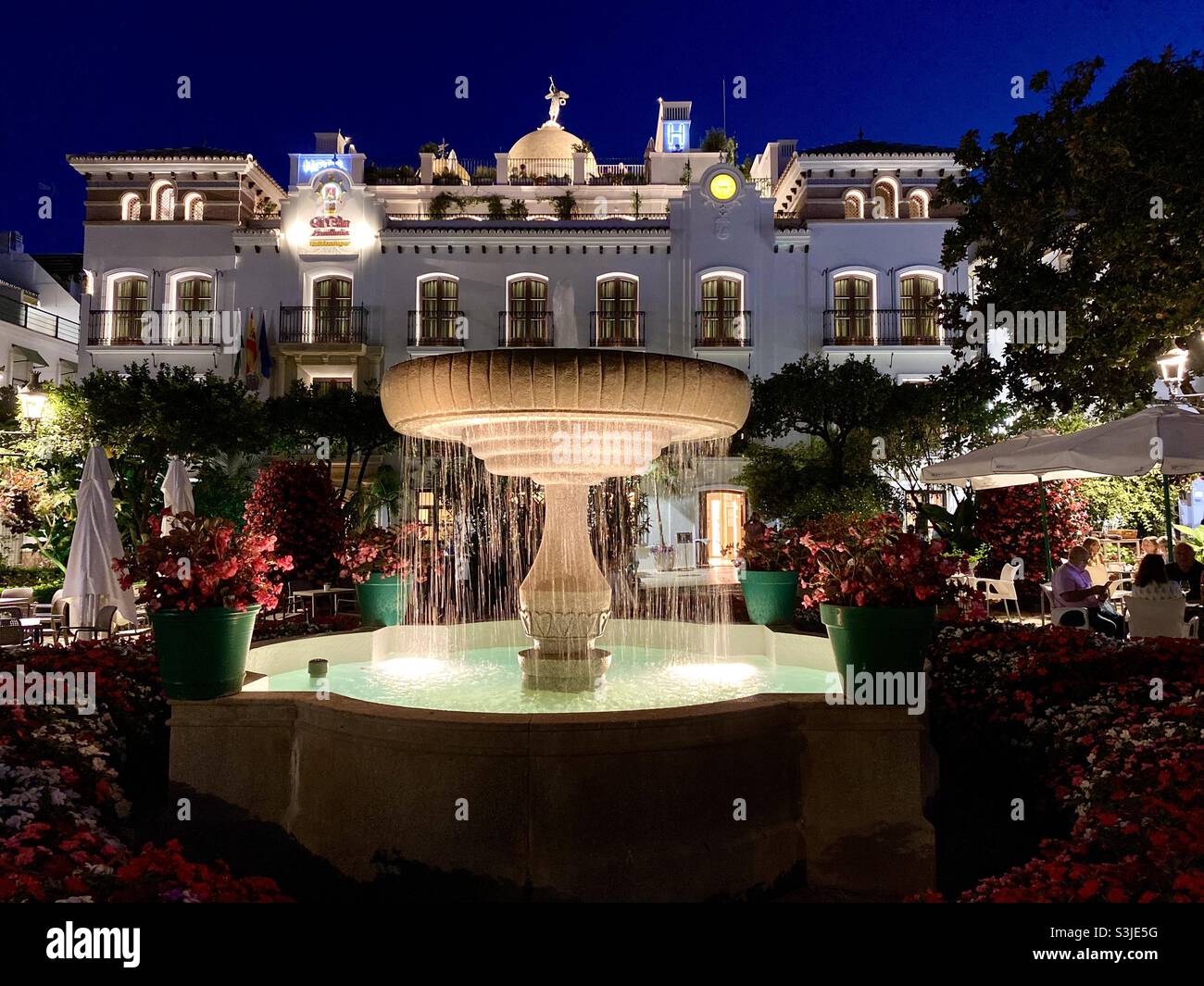 Estepona en Espagne la nuit avec une belle fontaine Banque D'Images