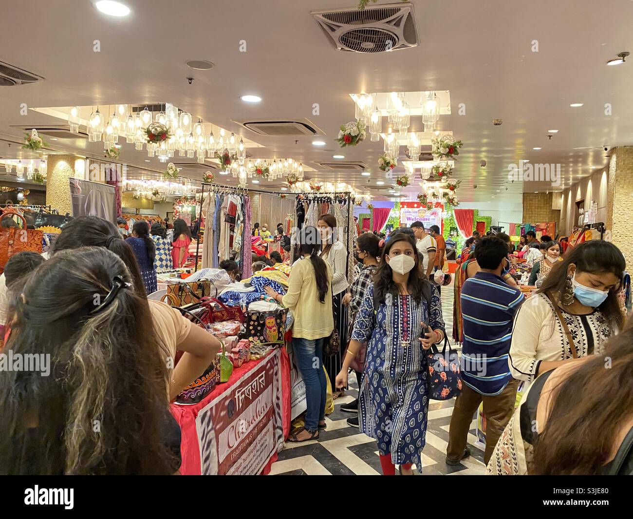 L'artisanat et les matériaux de robe sont vendus dans une petite foire - Image de stock capturée avec un smartphone