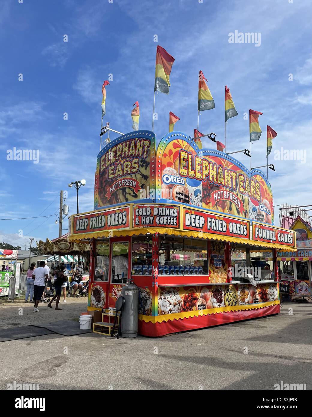 Un fournisseur de produits alimentaires de plein air coloré lors d'un festival d'automne - Image de stock capturée avec un smartphone