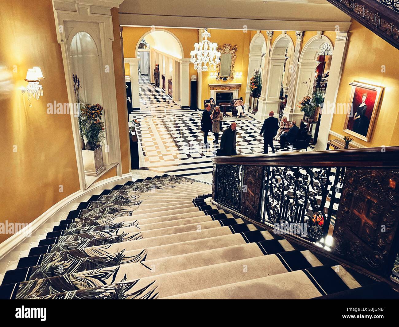 Escalier menant au foyer de l'hôtel Claridge à Mayfair Londres Banque D'Images