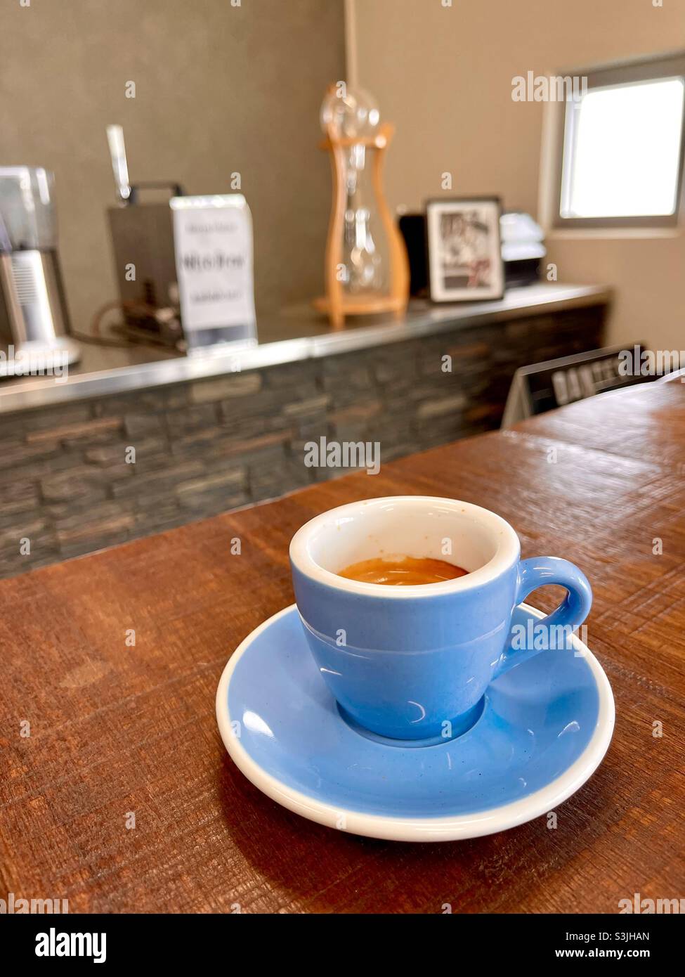 Café expresso dans une tasse et soucoupe dans un café Banque D'Images