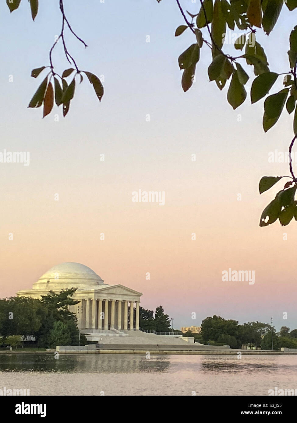Lever du soleil au Jefferson Memorial à Washington, D.C. - Image de stock capturée avec un smartphone