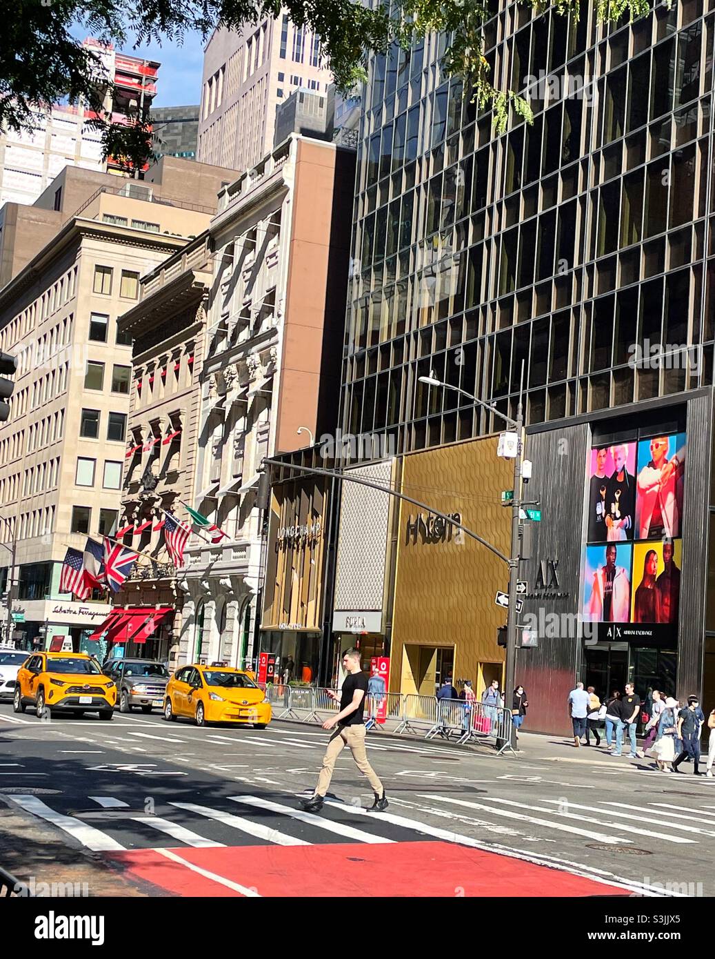 5th Ave. À Manhattan est occupé un après-midi d'automne, 2021, USA, New York City - Image de stock capturée avec un smartphone