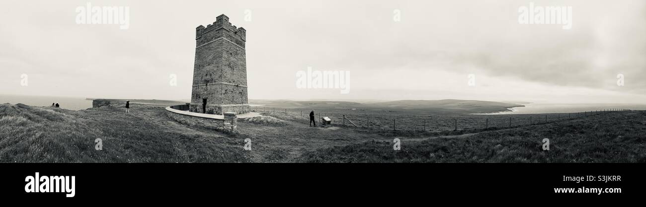 Falaises noires et blanches de marwick Head et mémorial de Kitchener.Orkney - Image de stock capturée avec un smartphone