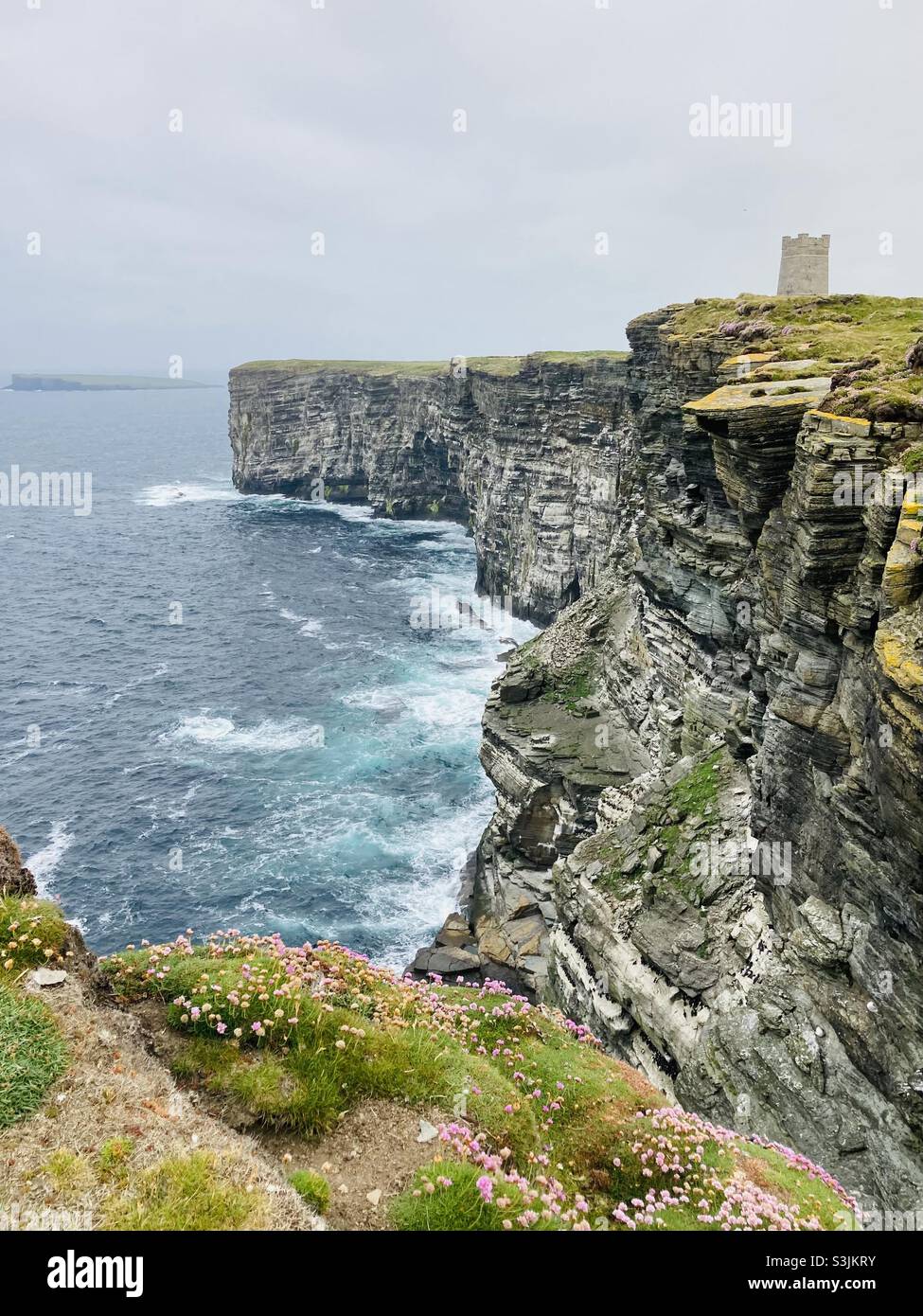 Les falaises de Marwick Head et le mémorial de Kitchener.Orkney - Image de stock capturée avec un smartphone
