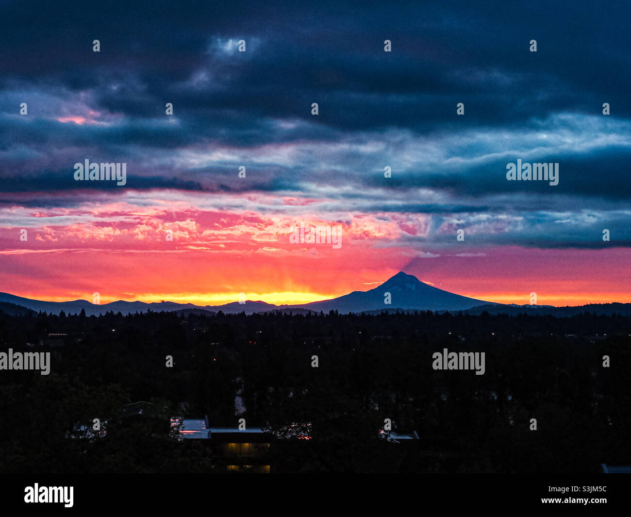 Lever du soleil, juste avant que le soleil ne dépasse l'horizon derrière Mt.Hood depuis le côté ouest de la rivière Willamette à Portland, Oregon. Banque D'Images