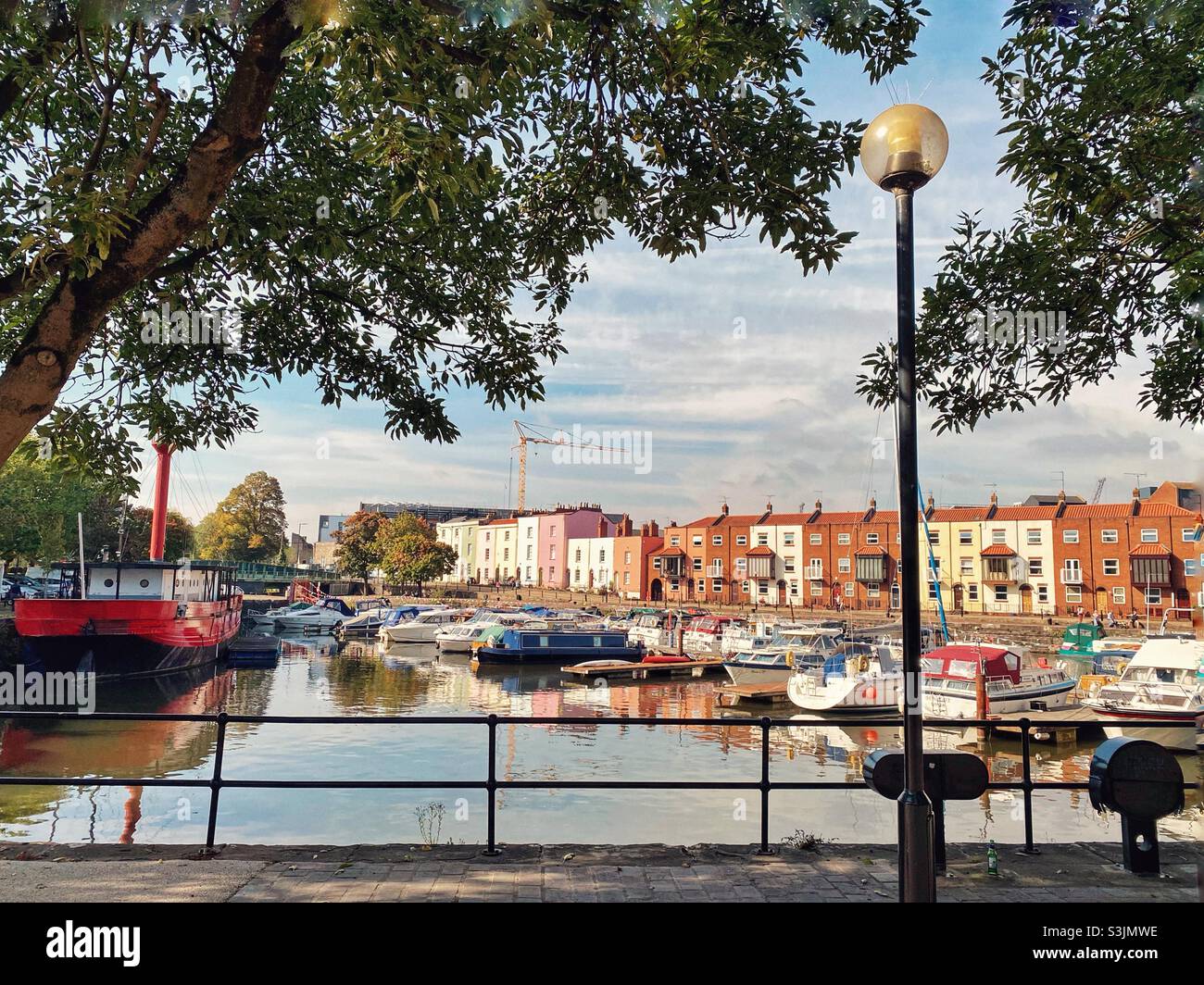 Bristol ville harborside maisons colorées et bateaux amarrés, Somerset, Avon, Royaume-Uni, rivière Avon - Image de stock capturée avec un smartphone