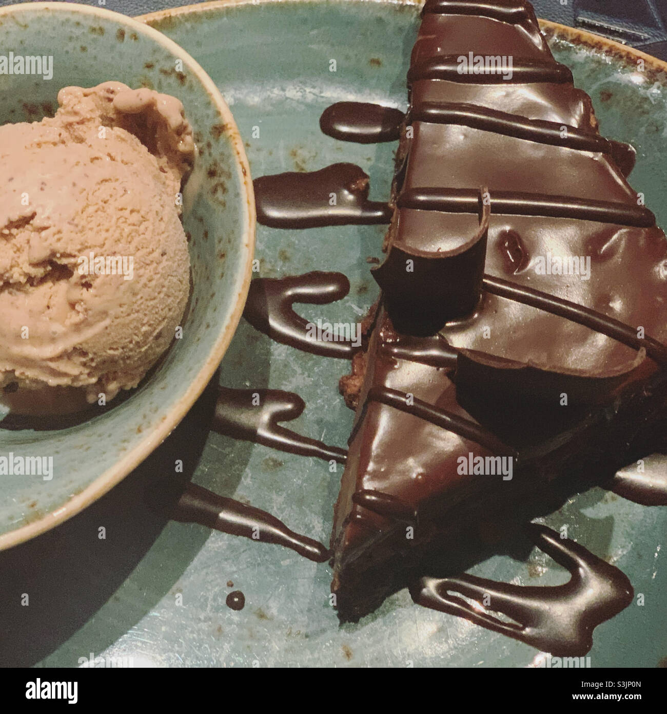 Gâteau à la glace et à la mousse au chocolat, Gordon Ramsay Pub & Grill, Caesars, Atlantic City, New Jersey, États-Unis - Image de stock capturée avec un smartphone