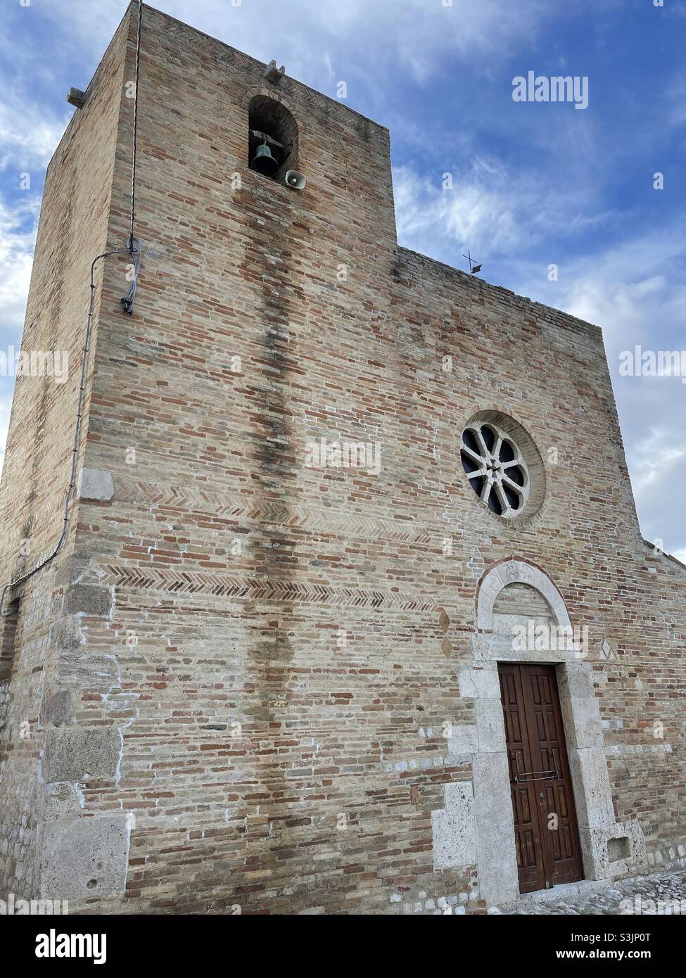 Eglise Santa Maria a Vico, ville de Sant'Omero, province de Teramo, Italie - Image de stock capturée avec un smartphone