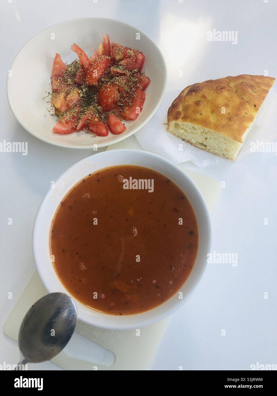 Soupe maison servie avec des tomates fraîches et du pain - Image de stock capturée avec un smartphone