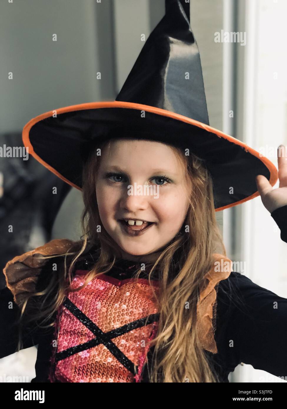 Une jeune fille se déguise en sorcière pour Halloween Banque D'Images