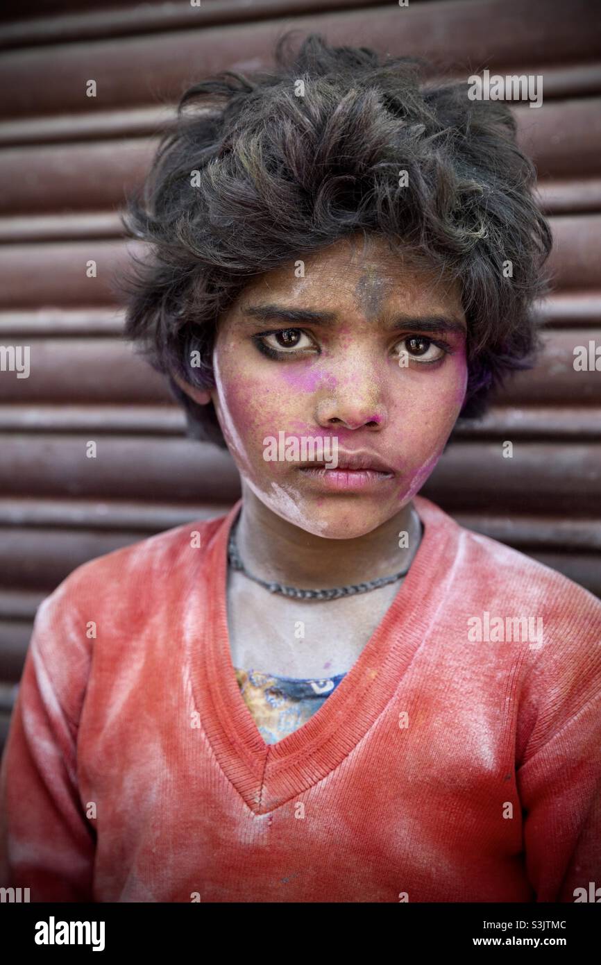 Un portrait d'un enfant dans le festival des couleurs de l'Inde - Image de stock capturée avec un smartphone
