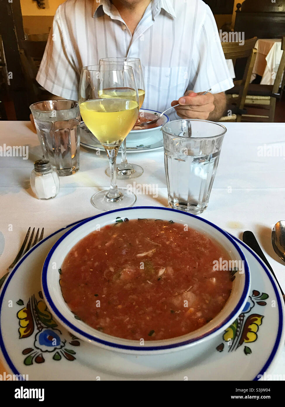 Servir le gaspacho dans un restaurant. L'Espagne. Banque D'Images