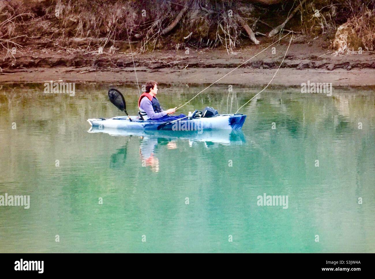 Pêche sportive, lac calme, solitude, seul, reflet, lac vitreux,Miroir,Fun, action, activité,Forêt, nature sauvage - Image de stock capturée avec un smartphone