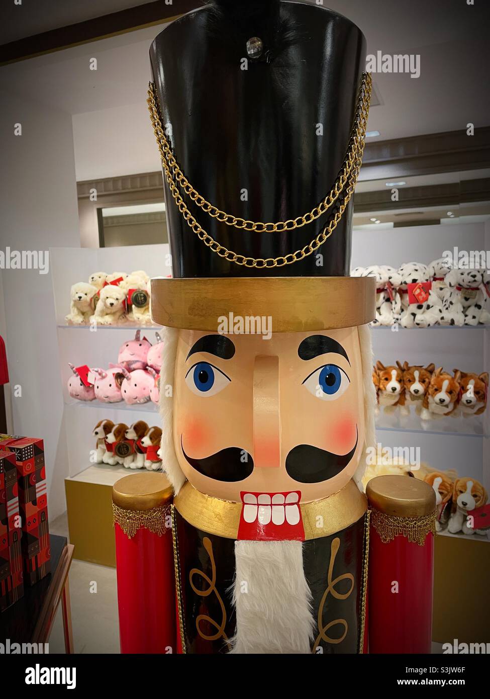 Jouet soldat nutcracker est un favori de vacances, USA, 2021 - Image de stock capturée avec un smartphone