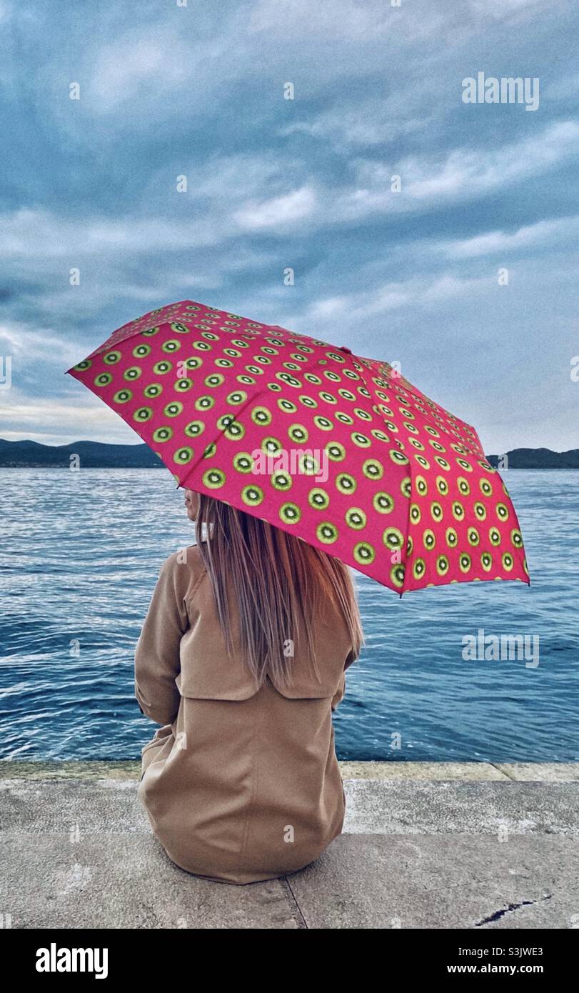 Jour de pluie, fille avec un parapluie brillant Banque D'Images