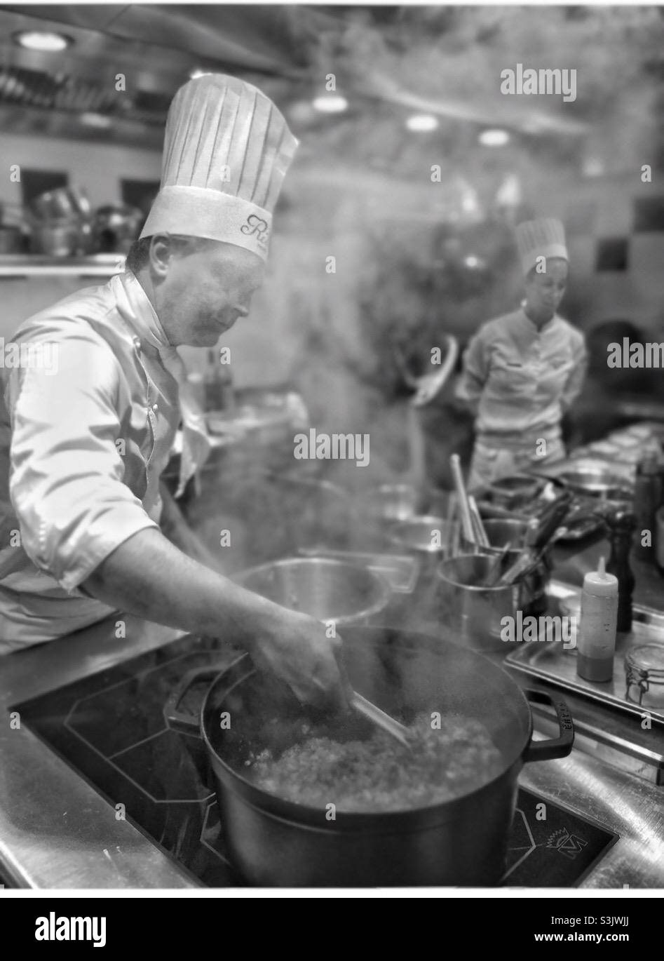 Cuisiniers cuisiniers au Ritz Hotel Paris. - Image de stock capturée avec un smartphone