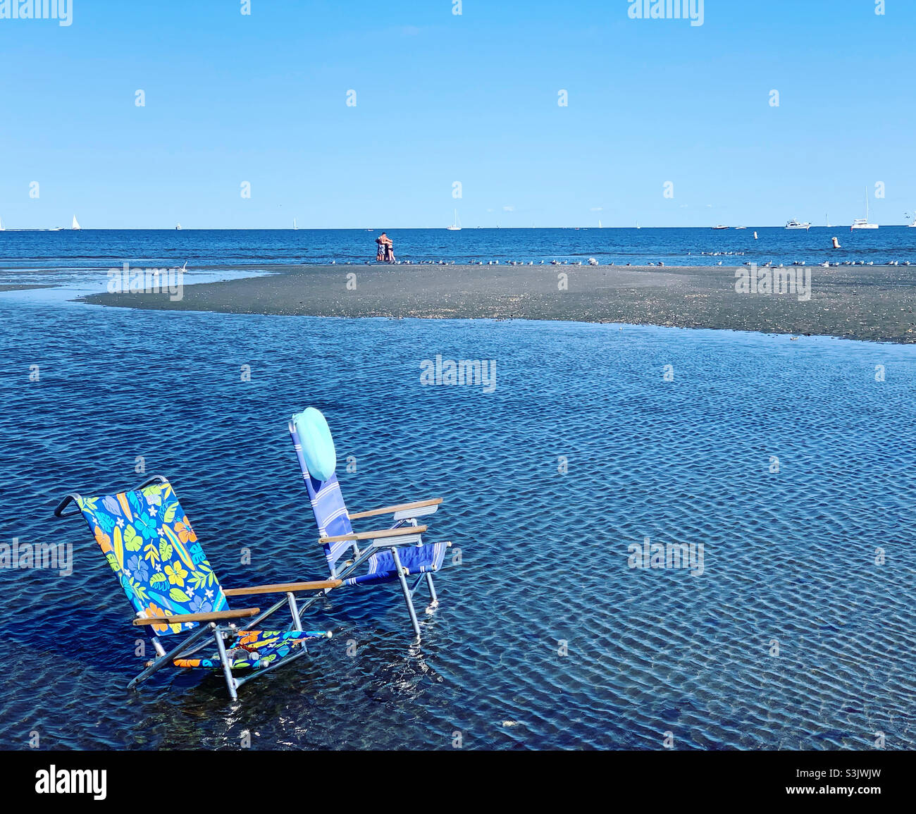 Chaises de plage dans l'eau à marée basse Silver Sands Beach, Milford, New Haven County, Connecticut, États-Unis Banque D'Images