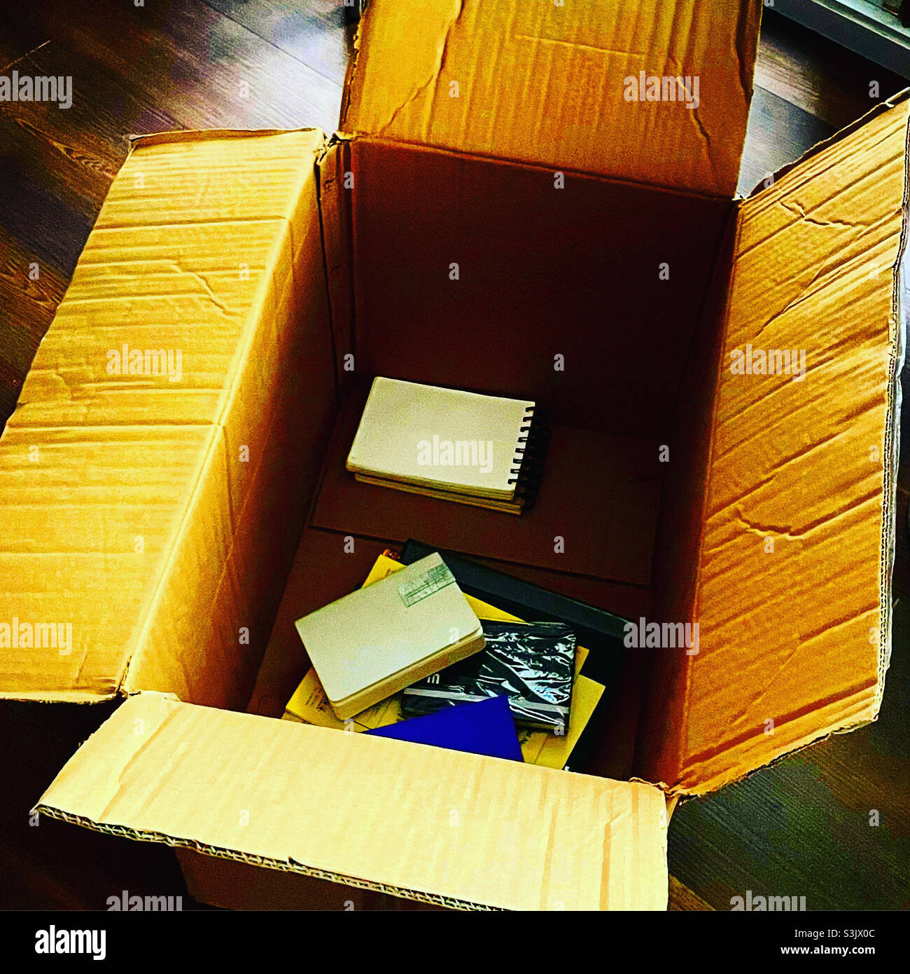 le carton est bientôt vide lors d'un retrait - Image de stock capturée avec un smartphone