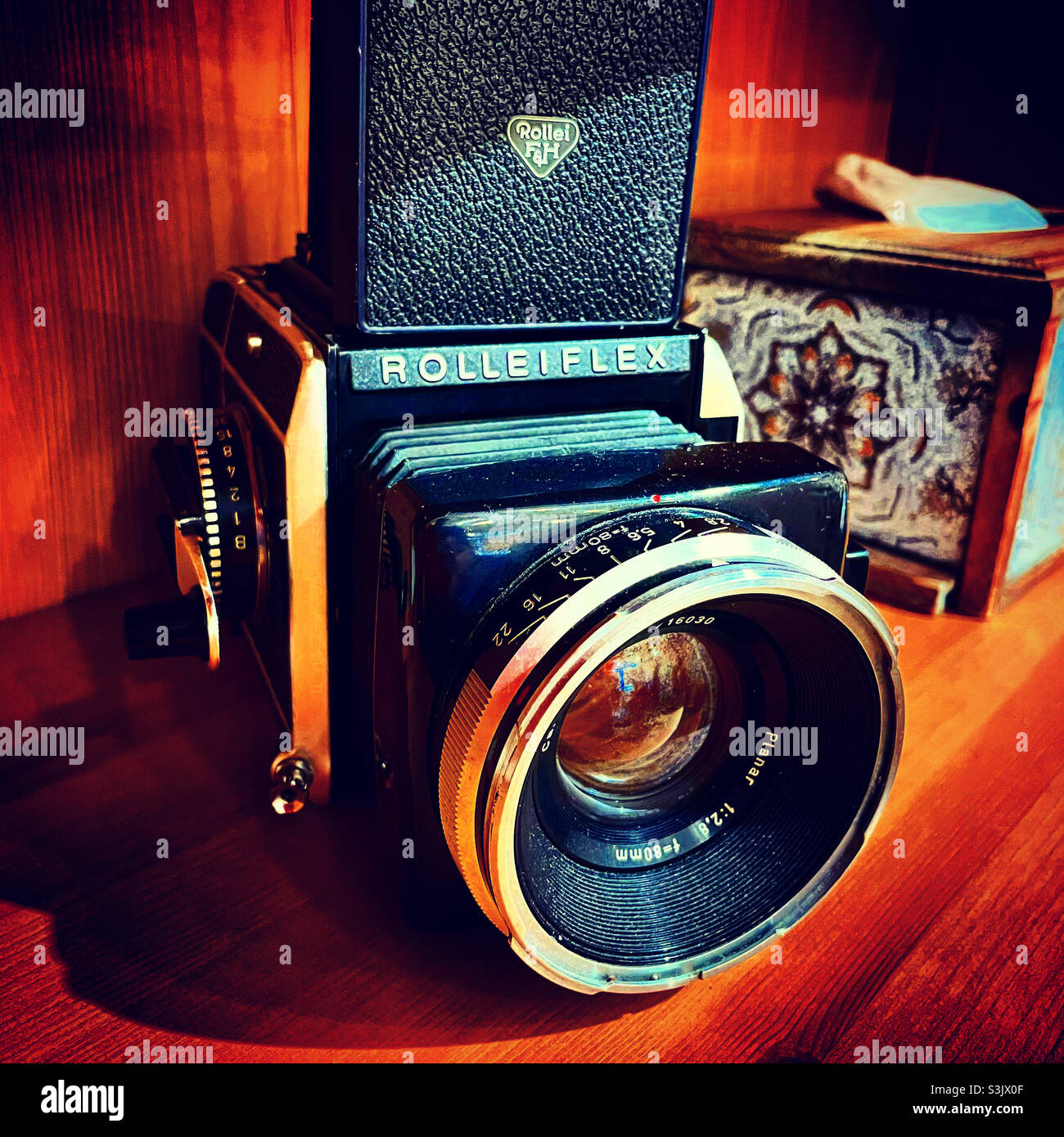 appareil photo à vibtage rolleflex ancien sur une étagère Banque D'Images