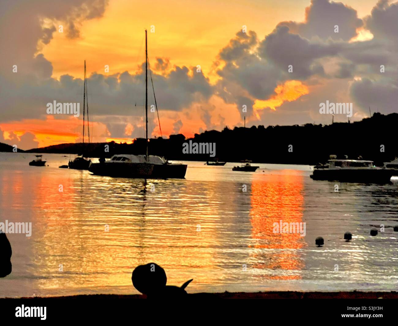 Bateaux à l'ancre dans la baie de Great Cruz avec un coucher de soleil sur St John USVI Banque D'Images