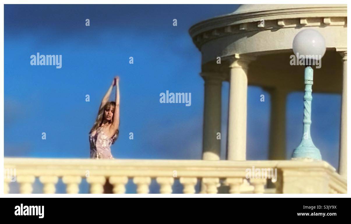 Jolie femme blonde modèle posant sur la Colonnade Bexhill - Image de stock capturée avec un smartphone Jolie femme blonde modèle posant sur la Colonnade Bexhill - Image de stock capturée avec un smartphone