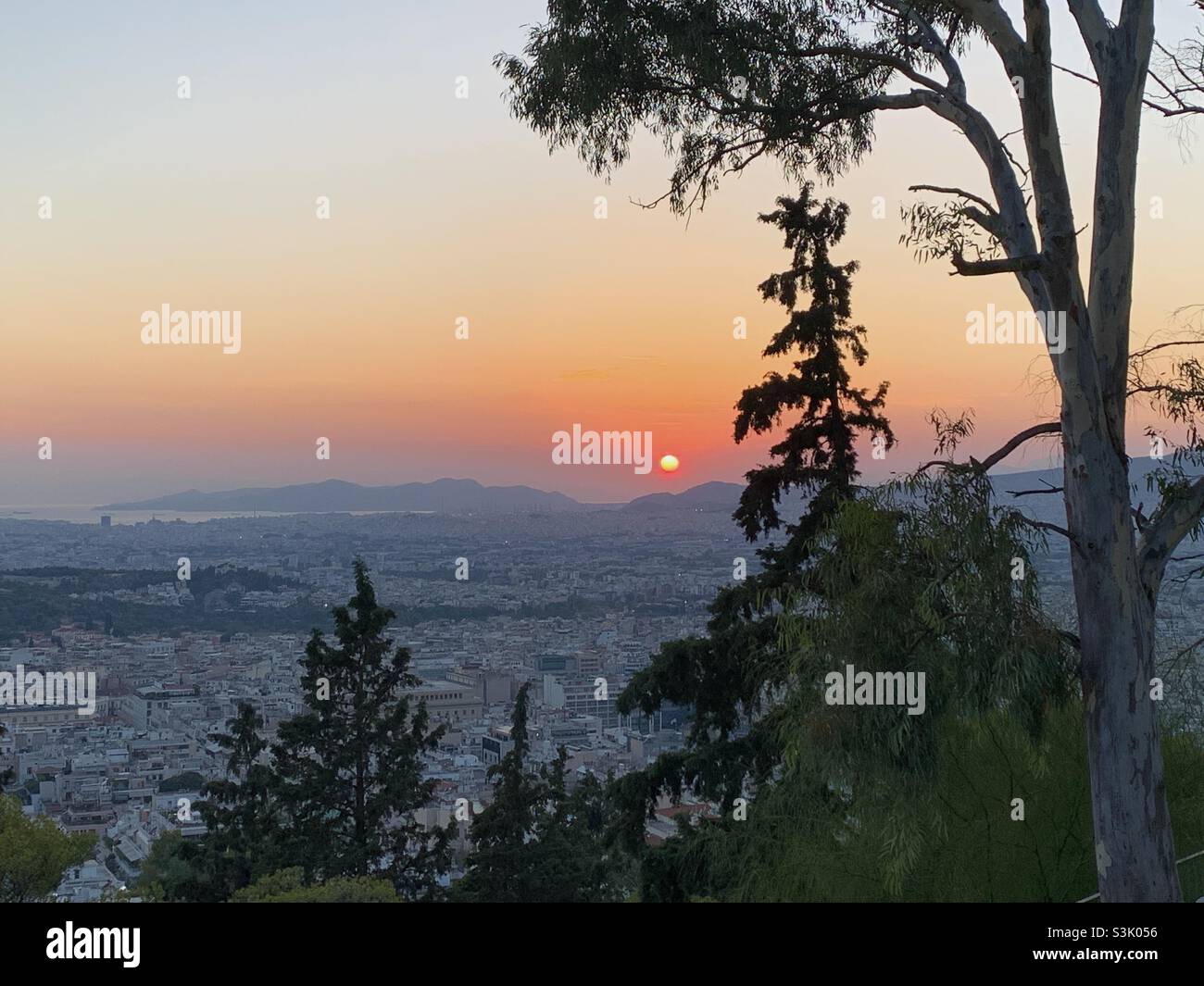 Vue sur Athènes depuis la colline de Lycabette au coucher du soleil Banque D'Images