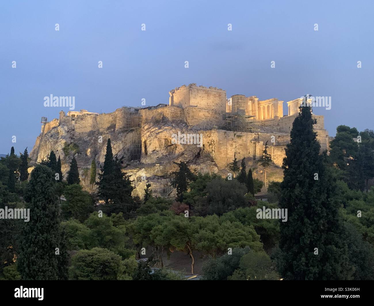 Vue sur l'acropole la nuit Athènes Grèce - Image de stock capturée avec un smartphone