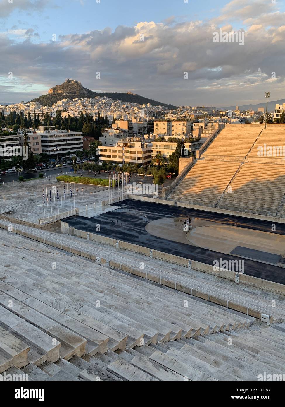 Vue sur Athènes depuis les marches du stade olympique panathénaïque - Image de stock capturée avec un smartphone
