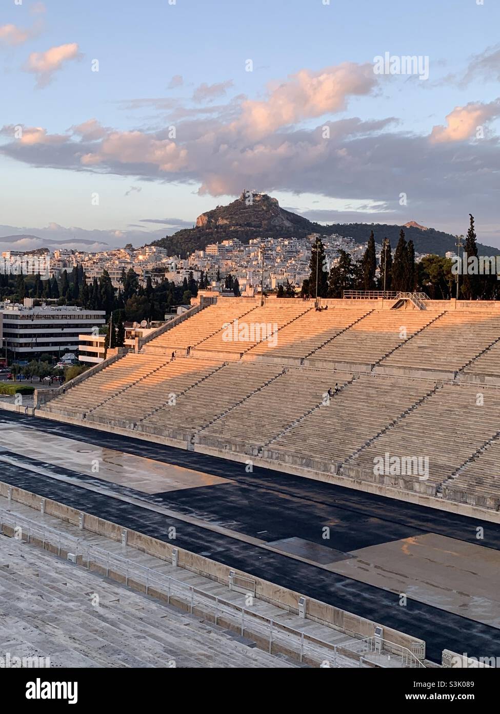 Vue sur la colline de Lycabette depuis le stade olympique panathénaïque athènes Grèce Banque D'Images