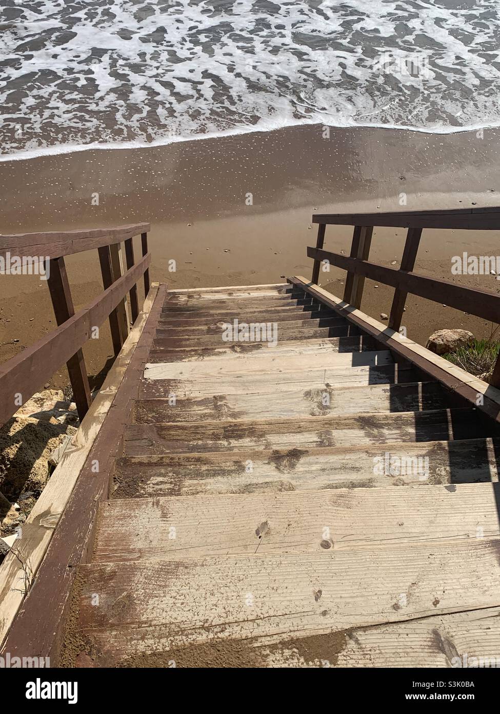 Escalier en bois menant vers la mer à la plage de Xi Banque D'Images