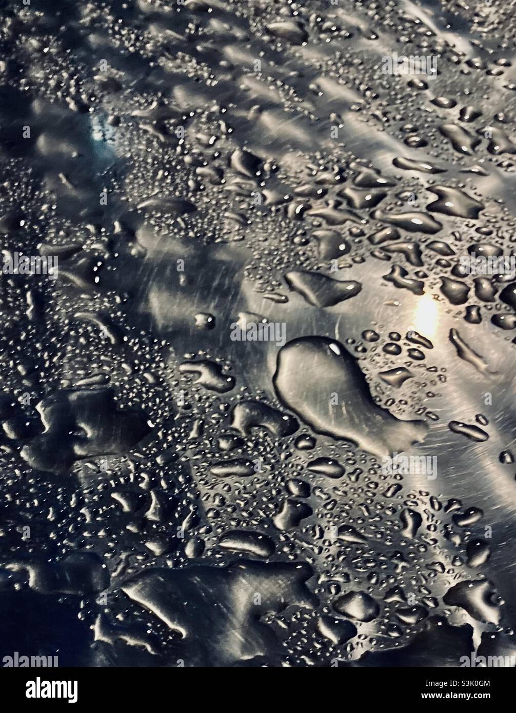 Gouttes de pluie sur une surface métallique - Image de stock capturée avec un smartphone