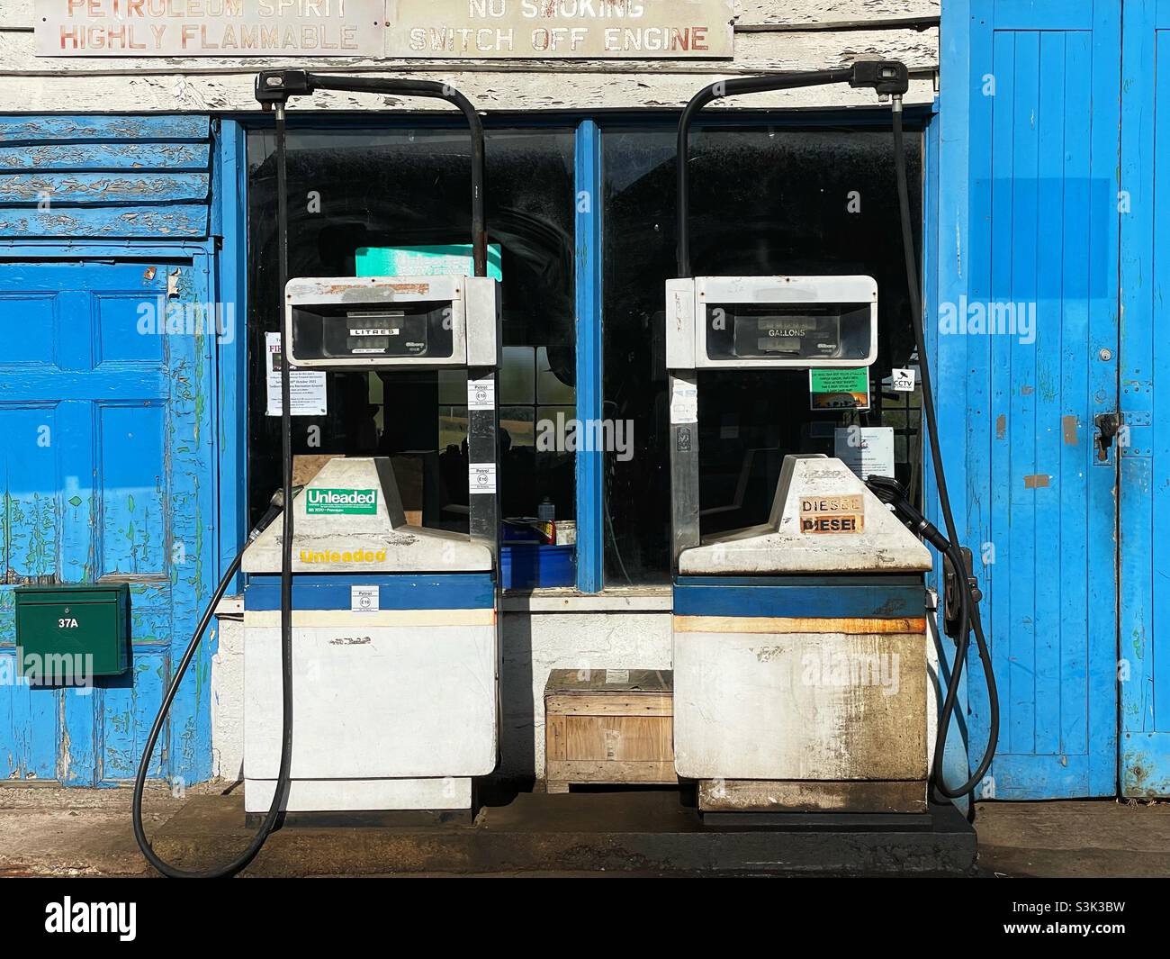 Vieilles pompes à carburant au garage Fry’s, Tedburn St Mary, Devon, octobre. Banque D'Images