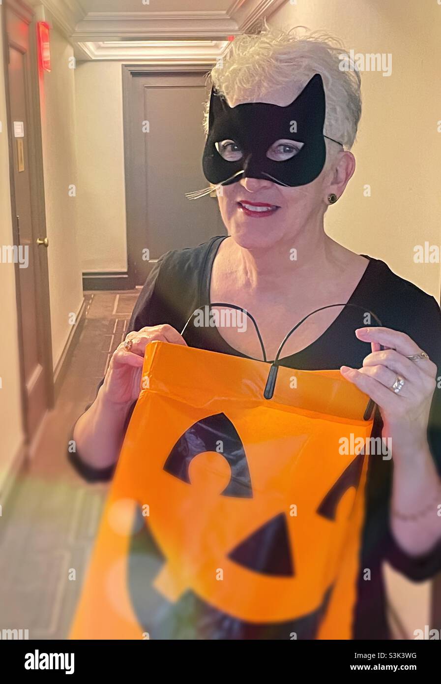 Femme âgée dans un masque de chat trick-or-traiter sur Halloween, USA, 2021 Banque D'Images