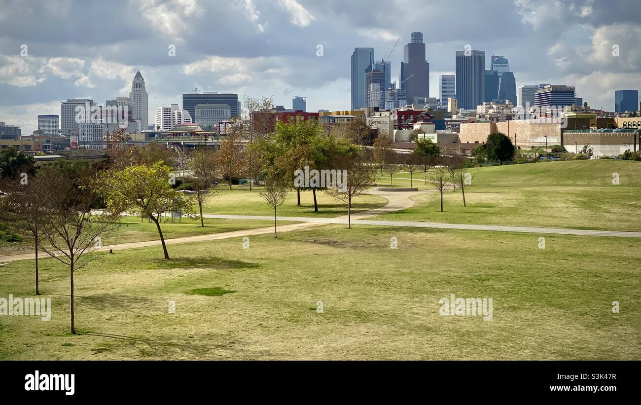 Arbres et chemins dans le parc historique national de Los Angeles au nord du centre-ville, avec vue sur la ville en arrière-plan le jour couvert Banque D'Images Arbres et chemins dans le parc historique national de Los Angeles au nord du centre-ville, avec vue sur la ville en arrière-plan le jour couvert Banque D'Images