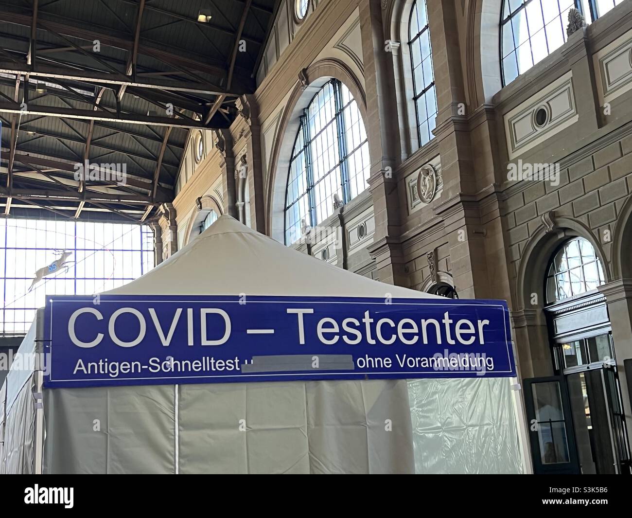 Zurich, Suisse 10 23 2021 Covid test Center sur la gare principale de Zurich.L'inscription en allemand indique qu'aucun rendez-vous n'est nécessaire pour le test d'antigène de vitesse.Détail d'une tente d'essai. Banque D'Images