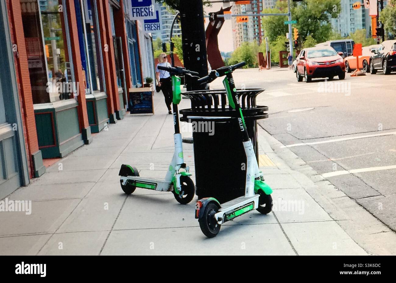 Réflexions de fenêtres, photographie de rue, Kensington à Calgary, Alberta, modes de transport, voitures,Trottinettes, moto, passage piéton, Banque D'Images