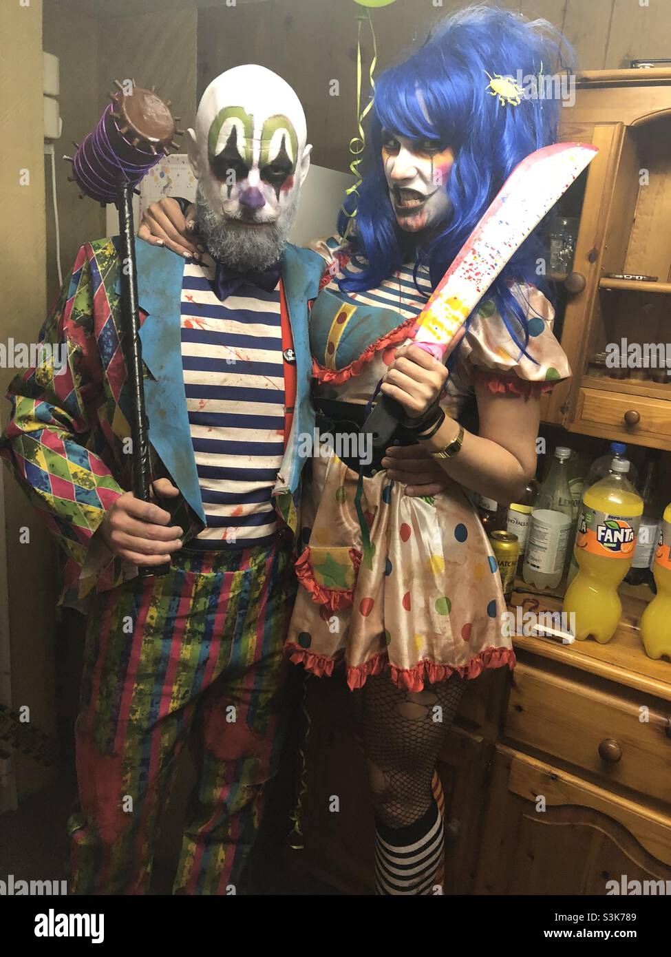 Effrayant Halloween clown costume des buts de couple Banque D'Images