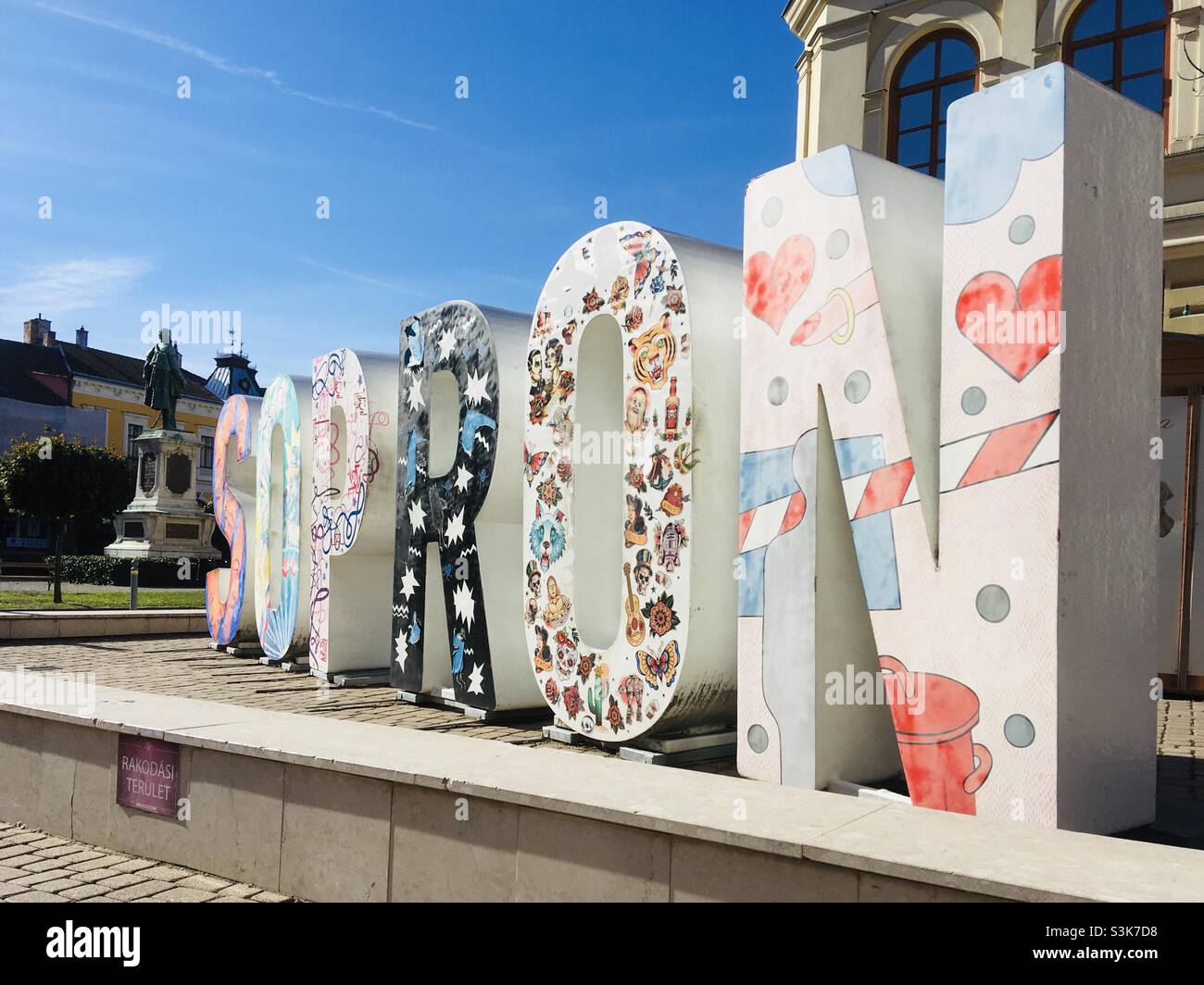 Grandes lettres Sopron avec statue de Szechenyi, Sopron, Hongrie Banque D'Images