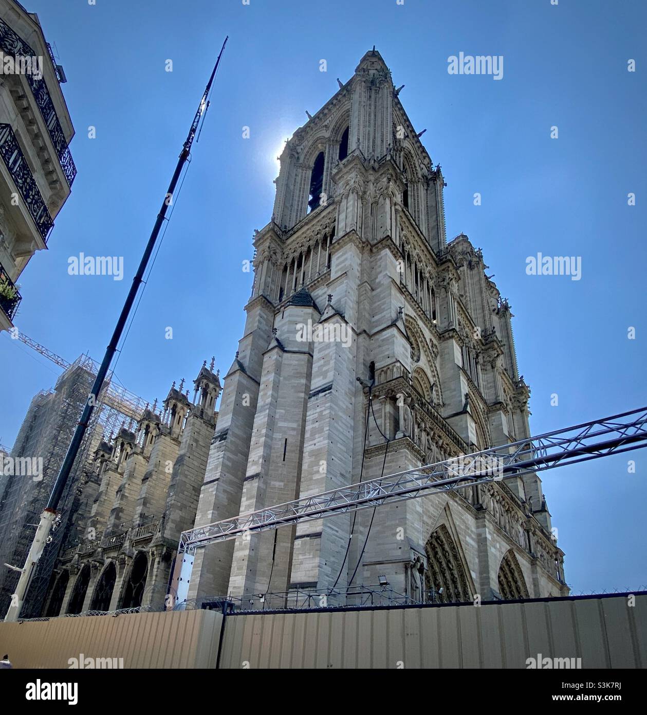 Cathédrale notre-Dame de Paris (notre-Dame de Paris) à Paris, France en cours de réparation/rénovation suite à l'incendie catastrophique de 2019 - Image de stock capturée avec un smartphone