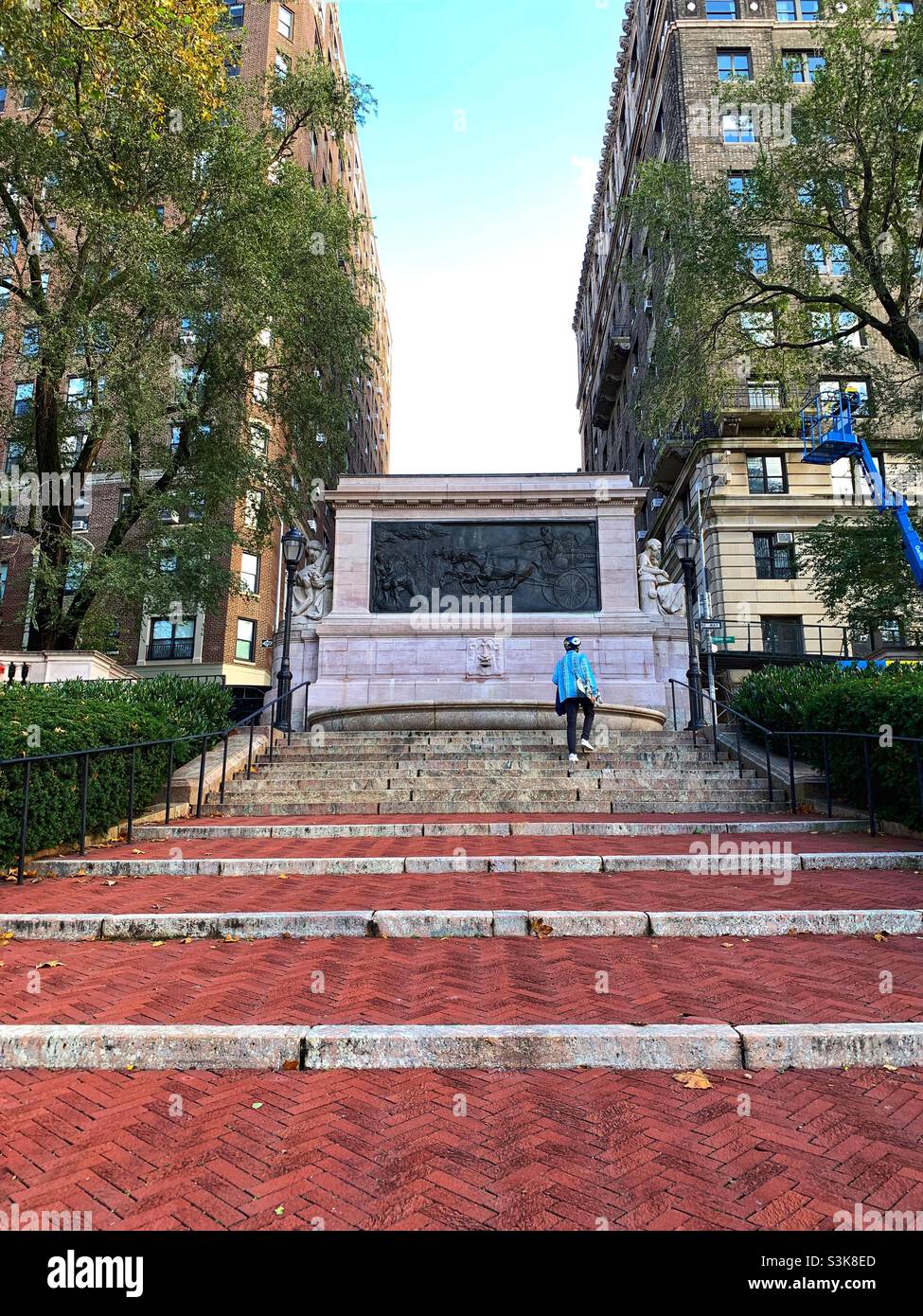 Mémorial des pompiers, Manhattan, New York.Un homme marchant portant son skateboard. - Image de stock capturée avec un smartphone