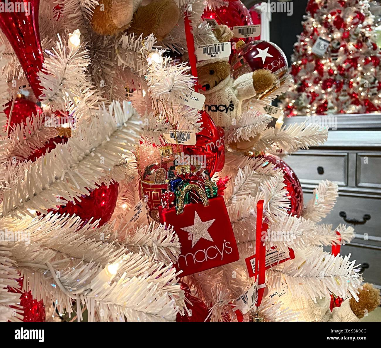 2021 décorations Macy de marque accrochées à un arbre de Noël dans Holiday Lane, Herald Square, New York City, États-Unis - Image de stock capturée avec un smartphone