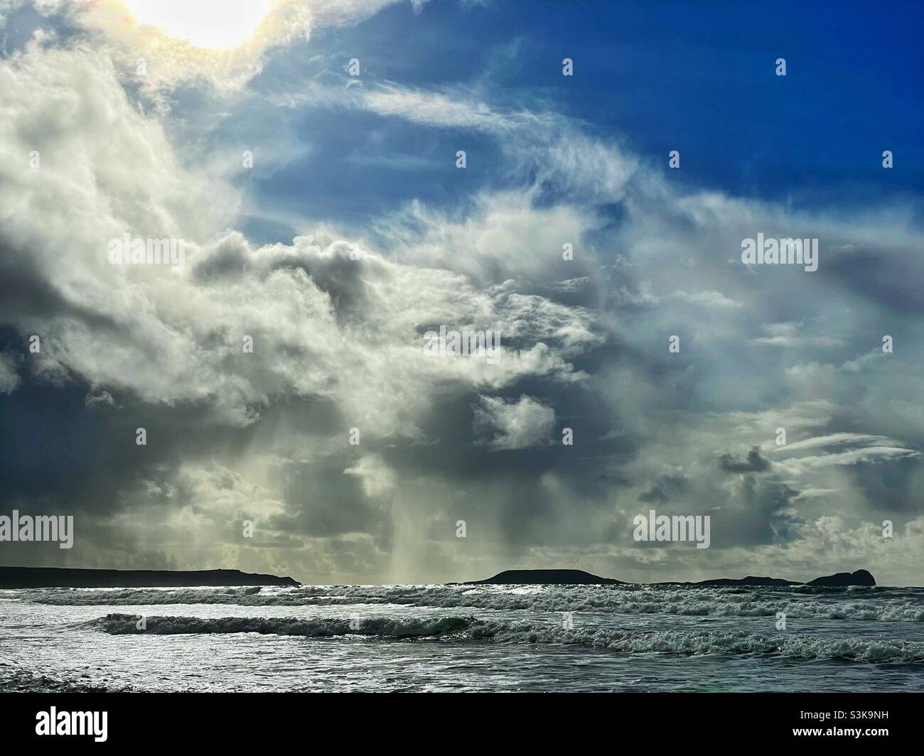 De lourds nuages de pluie au-dessus de Worm’s Head, Gower, Swansea, sud-ouest du pays de Galles, octobre. Banque D'Images