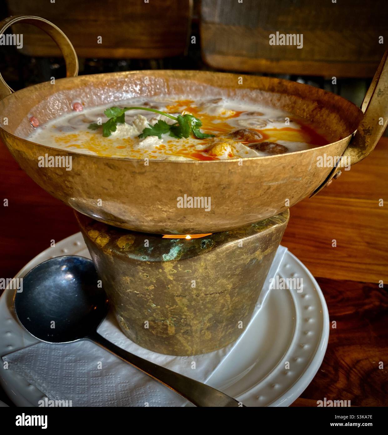 Soupe Thom Kha.Une soupe aigre et chaude thaïlandaise classique à base de lait de coco.Souvent avec des fruits de mer, du poulet ou d'autres viandes. Banque D'Images