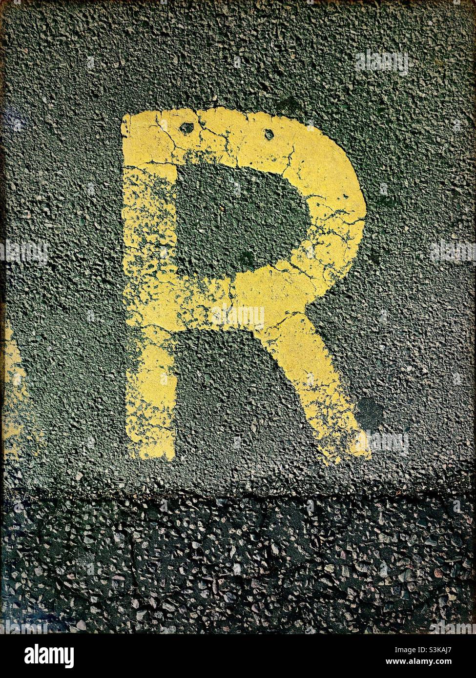 Lettre R sur l'asphalte Banque D'Images