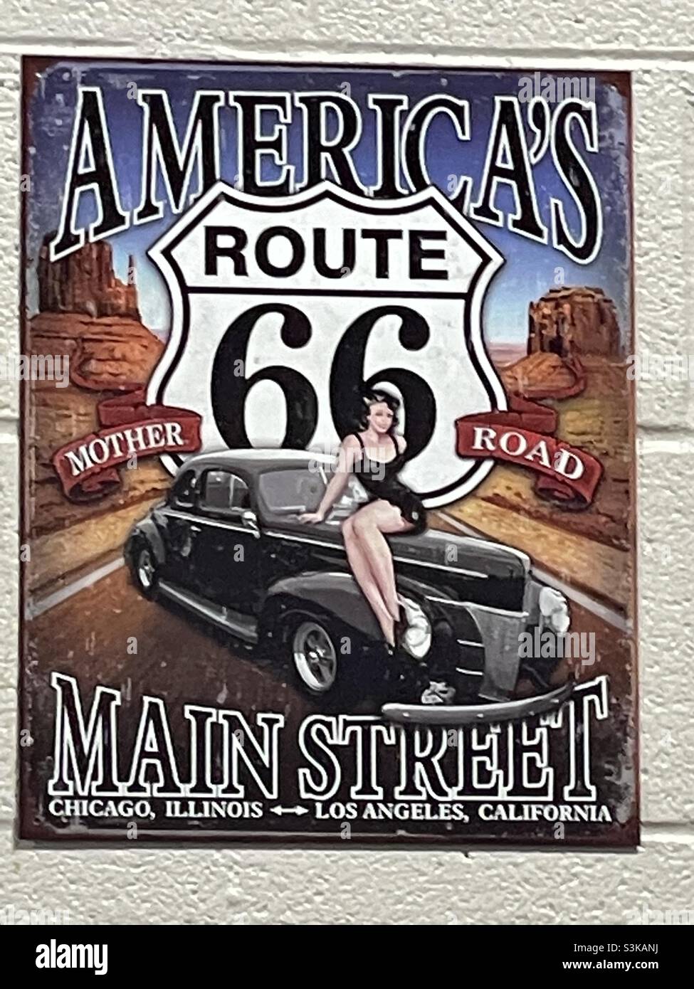 Une affiche, sur le mur d'un atelier de réparation automobile, représentant la célèbre route américaine, route 66, la route mère de l'Amérique. Banque D'Images