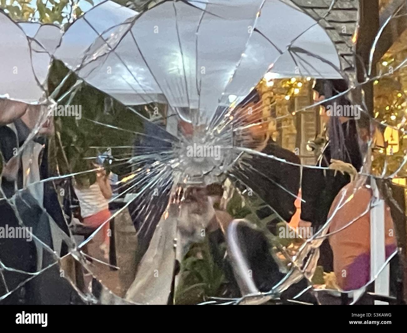 Un miroir brisé fait partie de la décoration du « WitchFest » annuel de Gardner Village chaque octobre.Se serrer sur le verre fait un joli résumé. - Image de stock capturée avec un smartphone