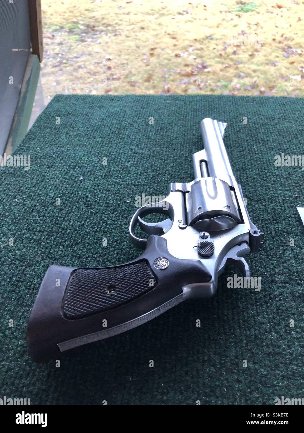 Un revolver Magnum 44 se pose sur la table dans une aire de tournage au Texas aux États-Unis Banque D'Images