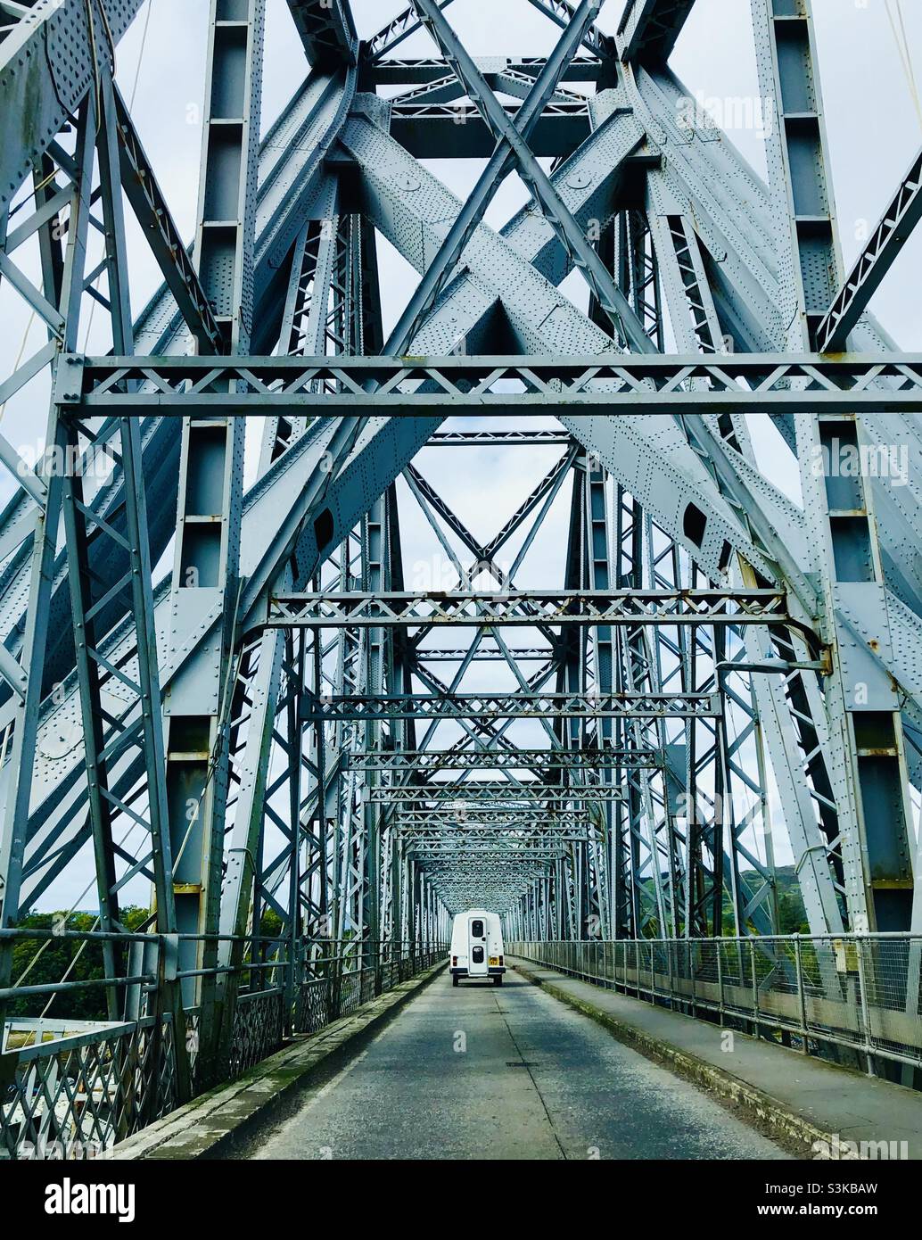 Van traversant un grand pont à cadre métallique en Écosse au Royaume-Uni Banque D'Images